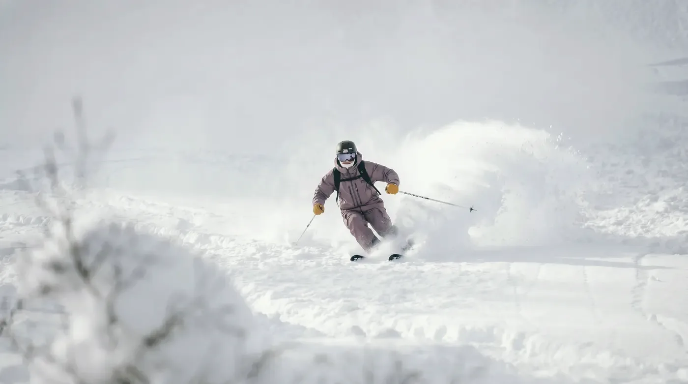 Moniteur Skibex en poudreuse hors-piste à Chamonix